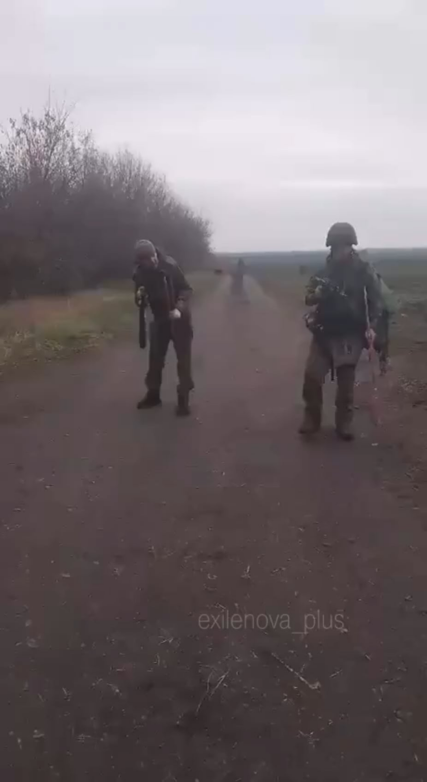 Russische Soldaten bereiten sich darauf vor, die Front zu stürmen
