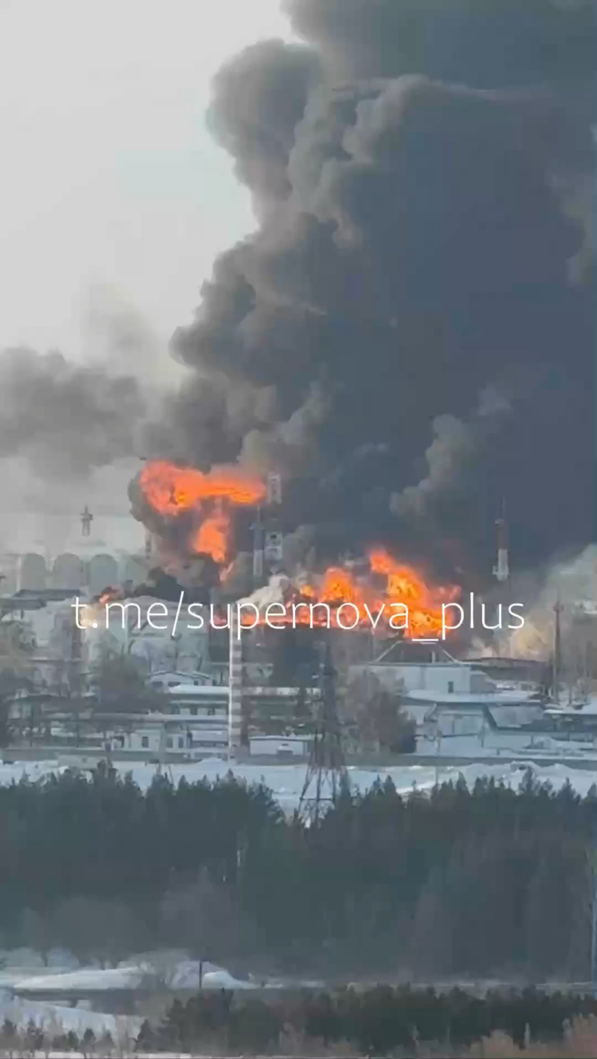 Aufnahmen der immer noch brennenden Ölpumpstation Kaleykino für die Druschba-Ölpipeline, Almetjewsk, Republik Tatarstan, Russland.