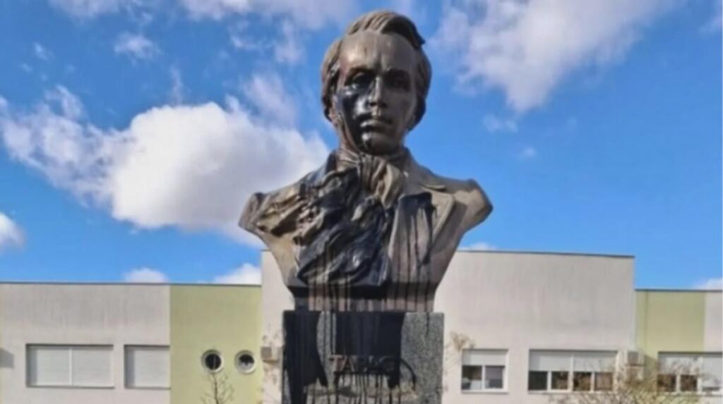 Denkmal für den ukrainischen Dichter Taras Schewtschenko in Serbien am Jahrestag der groß angelegten Invasion Russlands zerstört. Dieser Vorfall zeigt einmal mehr die Vorgehensweise der Moskauer Anhänger: Zerstörung, Leugnung der Existenz der Ukrainer, Lügen.