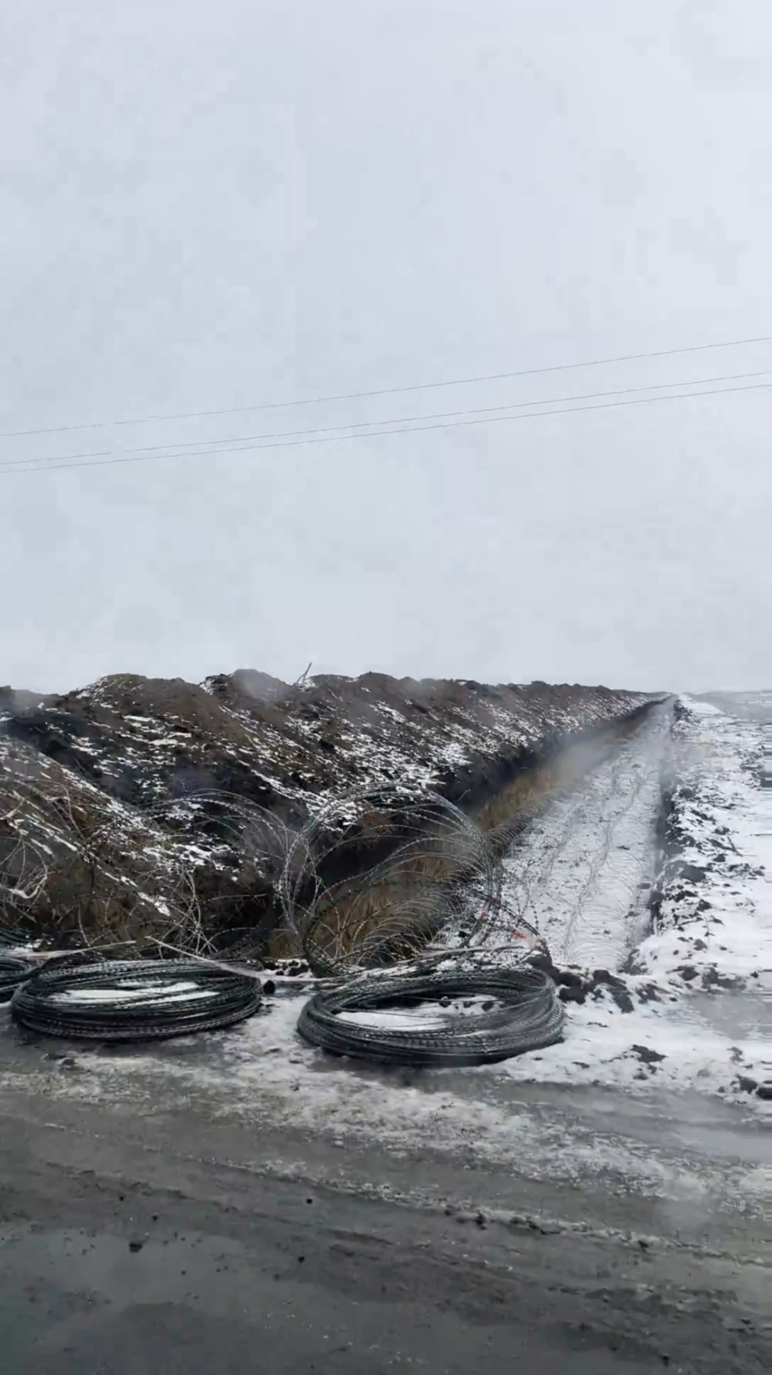 Ein Blick aus der Nähe auf die vielschichtige Verteidigungslinie der Ukraine mit drei tiefen Panzergräben, Hindernissen aus Stahlbeton mit Drachenzähnen und mehreren Lagen Stacheldraht. Berichten zufolge in der Nähe von Demuryne, Oblast Dnipropetrowsk