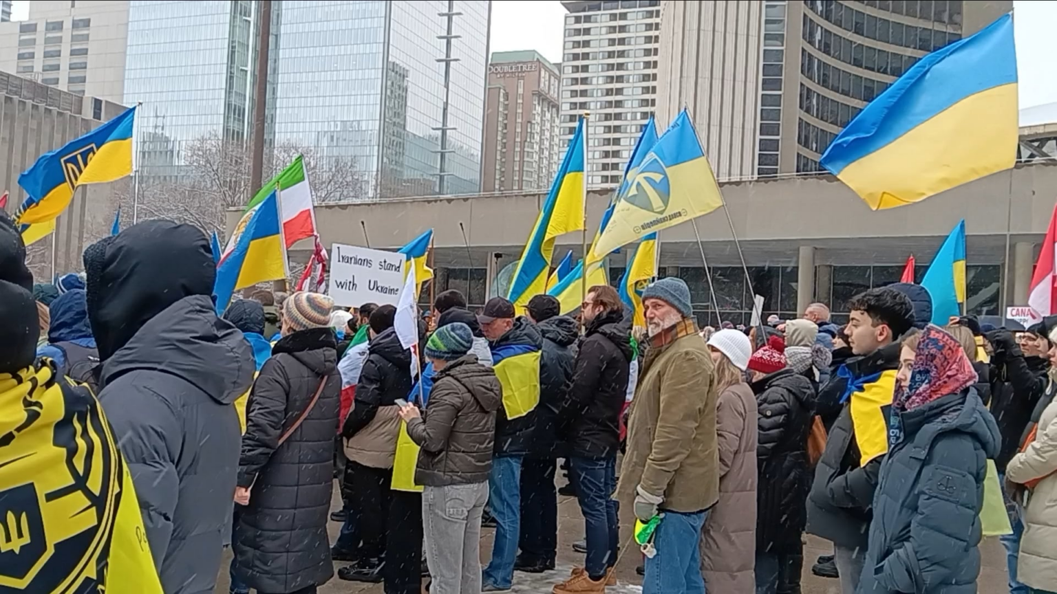 Tausende zeigen ihre Unterstützung für die Ukraine bei einer Kundgebung in Toronto – 4. Jahrestag der unprovozierten Invasion Russlands Tausende zeigen ihre Unterstützung für die Ukraine bei einer Kundgebung in Toronto – 4. Jahrestag der unprovozierten Invasion Russlands