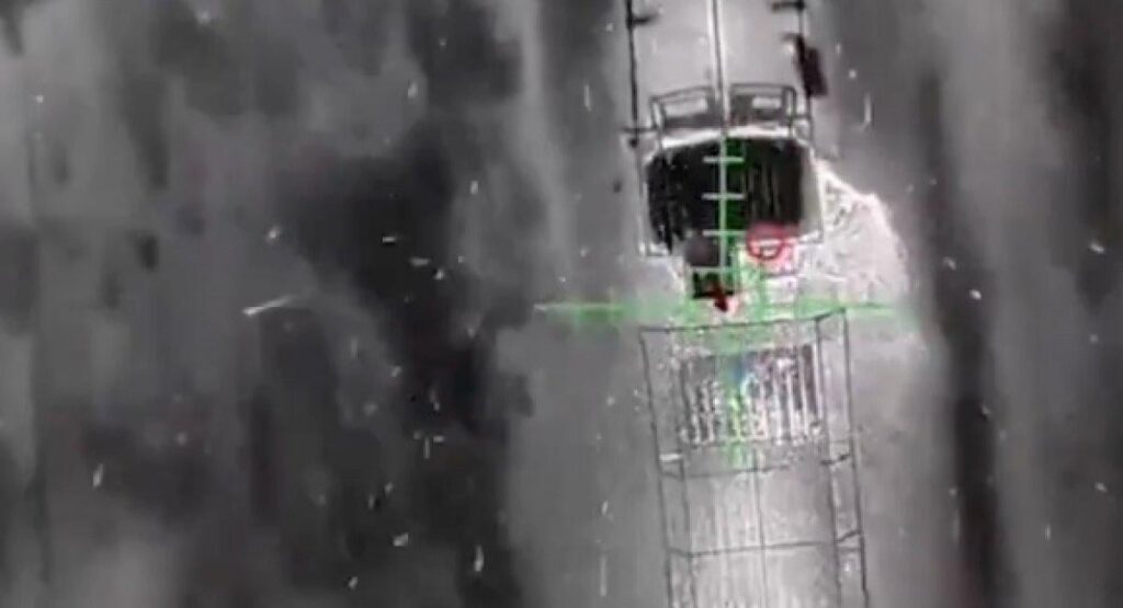 Ukrainische Drohnen zerstören bewegliche und versteckte Raketenwerfer (Video)