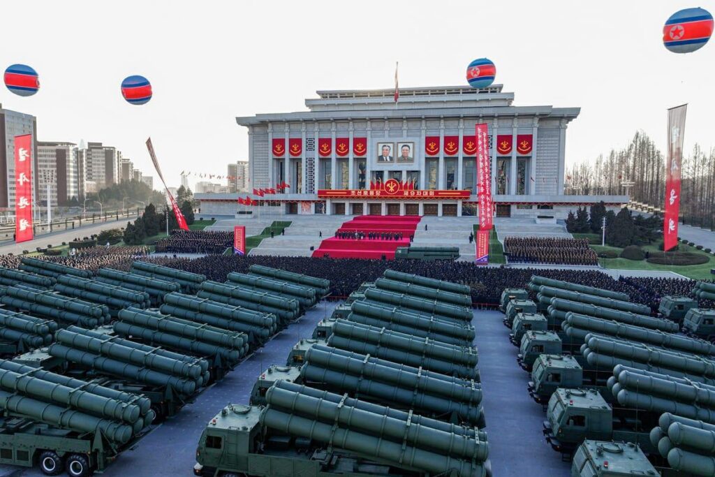 Kim Jong Un stellt 50 neue taktische 600-mm-MLRS-Trägerraketen für Südkorea vor