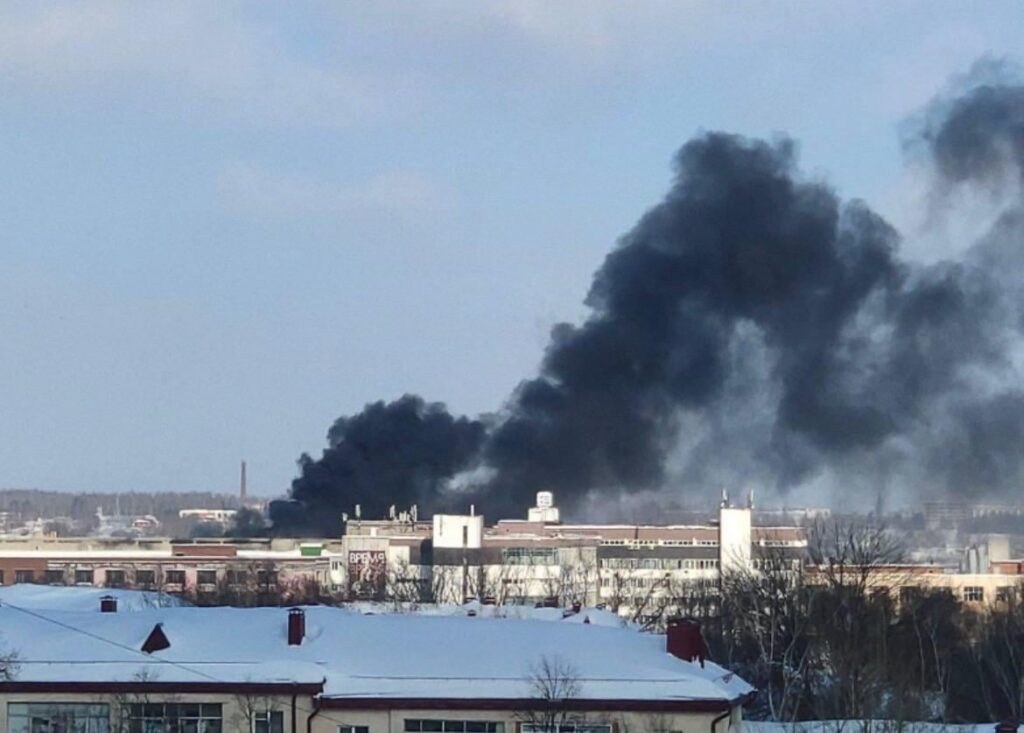 Elektrovypryamlyach-ZSP-Fabrik in Saransk, Russland, brennt