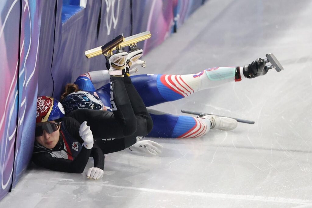 Koreanische Fans bombardieren US-amerikanischen Eisschnellläufer mit Hasskommentaren, nachdem der Sturz Kim Gil-lis letzte Hoffnungen zunichte gemacht hat Koreanische Fans bombardieren US-amerikanischen Eisschnellläufer mit Hasskommentaren, nachdem der Sturz Kim Gil-lis letzte Hoffnungen zunichte gemacht hat