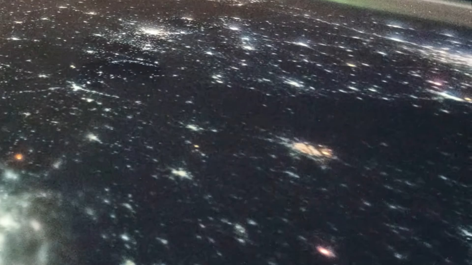Aufnahmen eines russischen Luftangriffs auf Kiew, aufgenommen von der Internationalen Raumstation in der Nacht des 26. Dezember 2025. Bei dem Angriff wurden 10 ballistische Raketen, 30 Lenkflugkörper und Hunderte von Drohnen eingesetzt