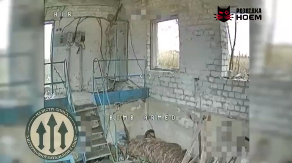 Ein schlafender russischer Soldat wird von einer ukrainischen Sprengdrohne getroffen