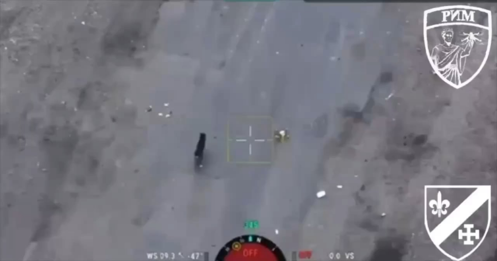 Guter ukrainischer Junge uriniert auf russische Drohne. Aufnahmen des 12. Territorialverteidigungsbataillons „Rym“.