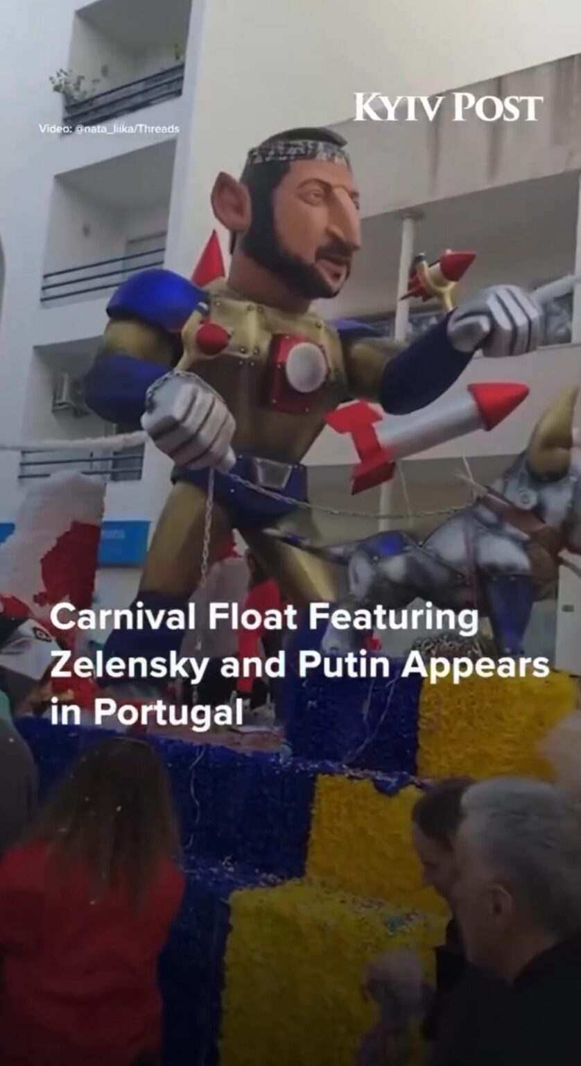 Beim berühmten Karneval der Stadt Loulé in Portugal zeigte einer der Festwagen dieses Jahr Selenskyj als Ritter mit einem Kampfhund an seiner Seite und Putin als riesige Kakerlake
