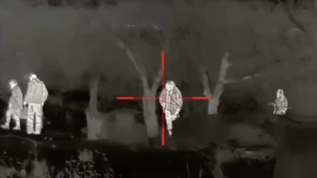 Ein Scharfschützenteam des Schamanenbataillons (GUR) eliminiert eine Gruppe russischer Soldaten in Richtung Pokrowsk [April 2025]