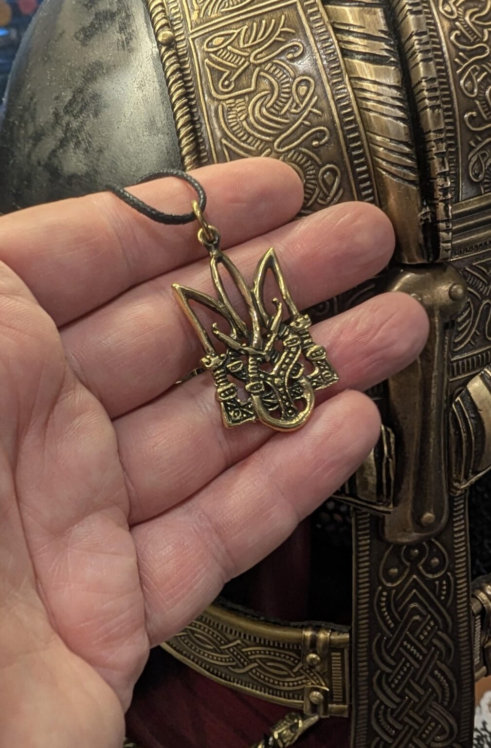 Ukrainische Kunsthandwerker von AlgizRune Art haben ein neues patriotisches Amulett geschaffen. Tryzub, handgegossen aus gebrauchten Militärpatronen, die in der Region Sumy, etwa 30 km von der Grenze zu Orkostan entfernt, gesammelt wurden. Design inspiriert vom Säbel ukrainischer Kozak-Krieger und der historischen Dreizack-Darstellung der Kiewer Rus-Herrscher. Stehen Sie auf der Seite von UA!