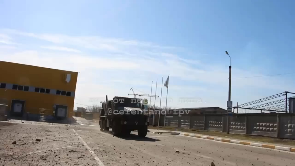 Neu veröffentlichtes Filmmaterial von Russen. März 2022, Hostomel: Ein von einem Mitglied einer russischen Rosgvardiya-Spezialeinheit gefilmtes Video fängt den Moment ein, in dem die Ka-52 von einem aus Richtung Irpin gestarteten ukrainischen MANPADS getroffen wird Neu veröffentlichtes Filmmaterial von Russen. März 2022, Hostomel: Ein von einem Mitglied einer russischen Rosgvardiya-Spezialeinheit gefilmtes Video fängt den Moment ein, in dem die Ka-52 von einem aus Richtung Irpin gestarteten ukrainischen MANPADS getroffen wird