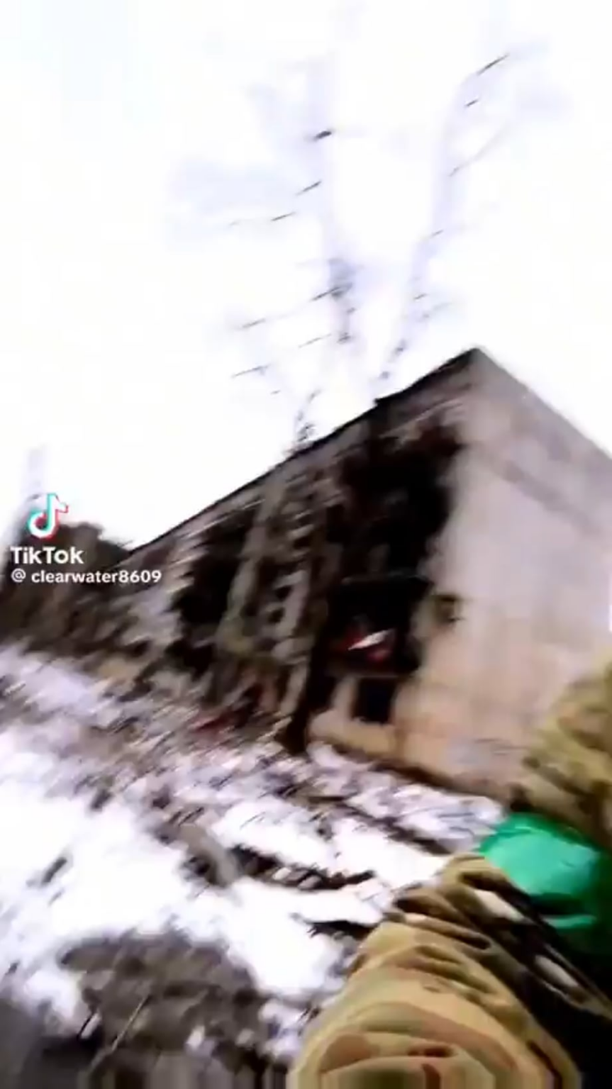 Ukrainische Helden ziehen durch Kostjantyniwka, Oblast Donezk.
