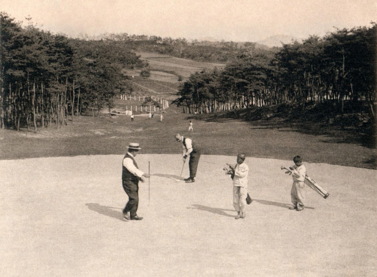 Hyochangwon (효창원; heute Hyochang Park 효창공원), der Standort mehrerer Gräber von Mitgliedern der königlichen Familie aus der Joseon-Zeit, wurde 1921 vom japanischen Kaiserreich in Koreas ersten Golfplatz umgewandelt. Die Gräber der königlichen Familie wurden auf dem Golfplatz zurückgelassen. (2334×1714)