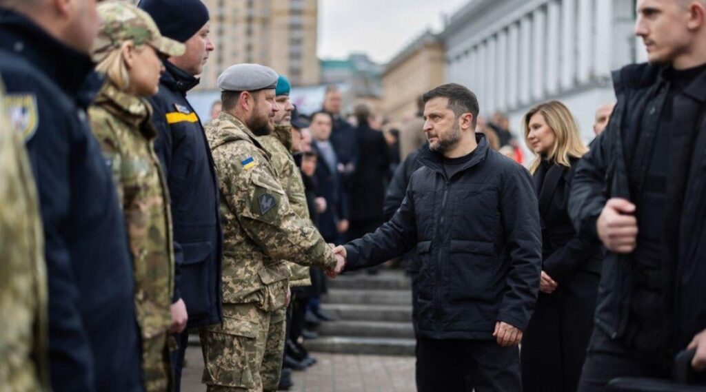 Präsident der Ukraine. Wolodymyr Selenskyj ehrte zusammen mit Verbündeten, die am vierten Jahrestag der groß angelegten Invasion Russlands in Kiew eintrafen, das Andenken gefallener Helden. „Wir werden auf jeden Fall bewahren, wofür sie gekämpft haben. Wir werden die Ukraine nicht verraten“, betonte er.
