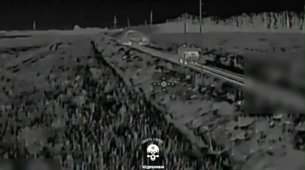 Ein russischer TOS-1A mit Leitkäfig wird von einer Drohne abgefangen, was zur Explosion führt, Region Belgorod.