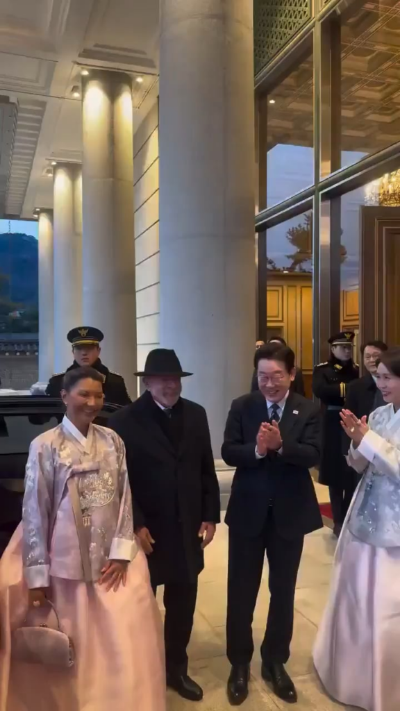 Schön zu sehen, dass ausländische Politiker die koreanische Kultur annehmen!