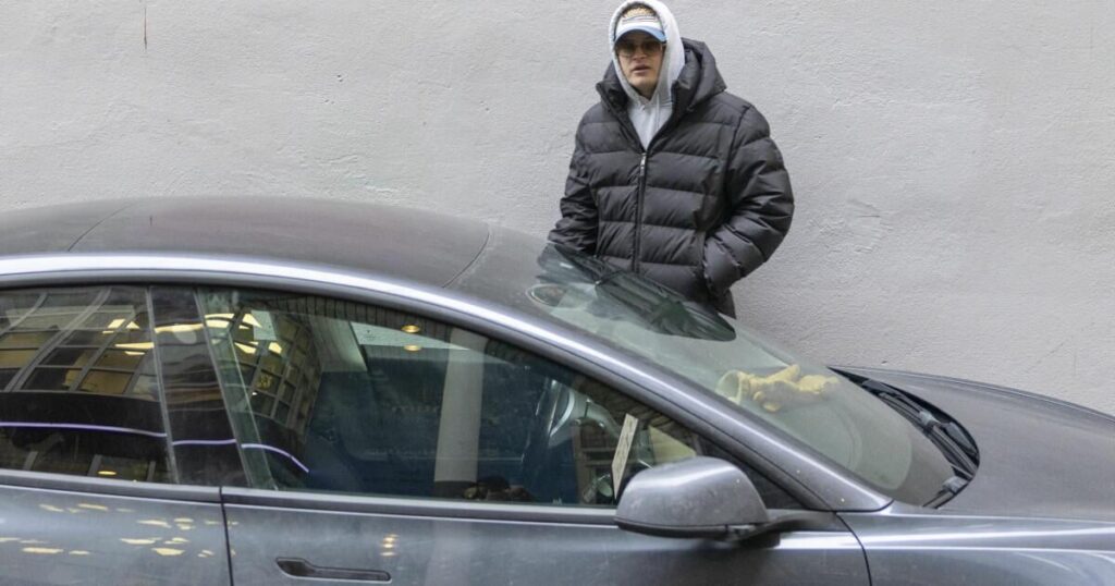 Nach Angaben des Polizeibezirks Oslo wurde Marius Borg Høiby, Sohn von Kronprinzessin Mette-Marit, am Sonntagabend verhaftet und wegen Körperverletzung, Messerdrohungen und Verstoß gegen eine einstweilige Verfügung angeklagt.