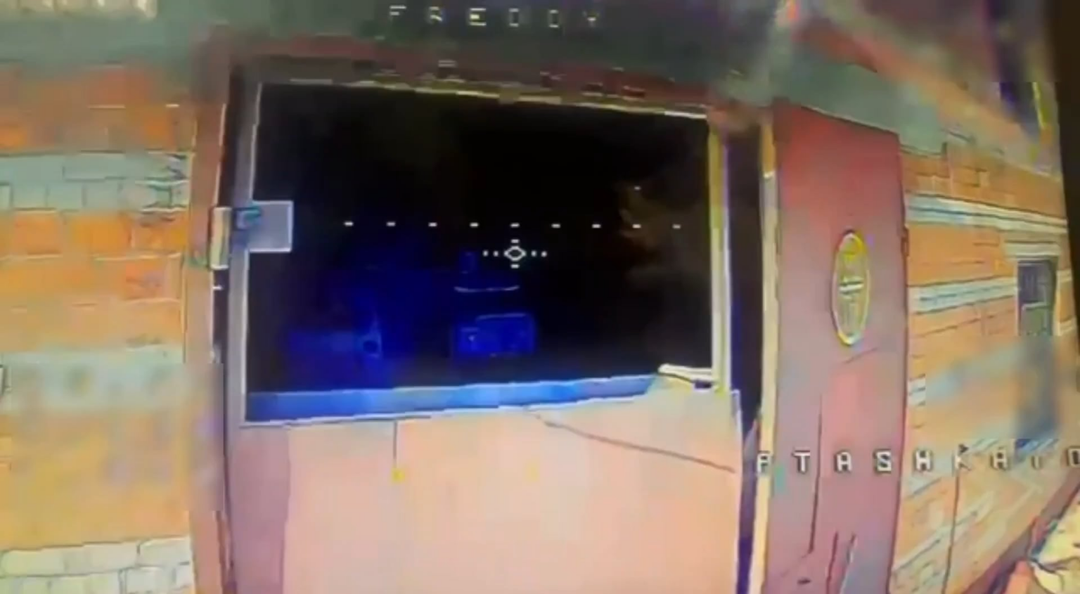 Aufnahmen eines anderen ukrainischen Drohnenbetreibers, der sein Glasfaser-Quad in ein russisches Depot fliegt, in dem Logistikfahrzeuge, Munition und UAVs gelagert werden.