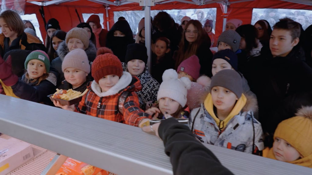 Verteilen von Pommes Frites und Leckereien an 400 Personen, hauptsächlich Kinder. Verteilen von Pommes Frites und Leckereien an 400 Personen, hauptsächlich Kinder.