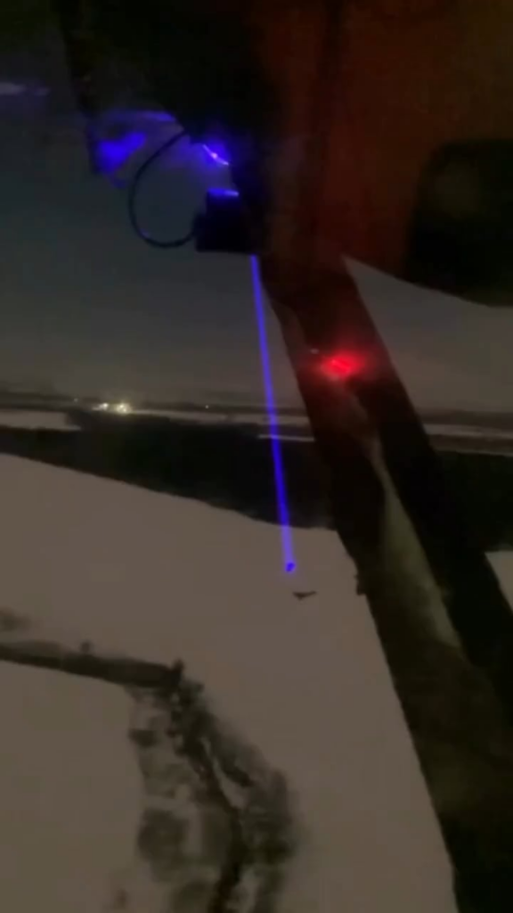 Neue Aufnahmen der ukrainischen An-28 „Shahed Hunters“-Besatzung, die mitten in der Luft mit einer Minigun ein iranisch-russisches UAV abschießt.