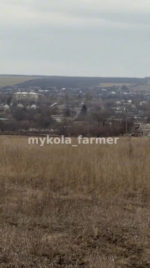 Ein Bauer aus Komyshuvaka filmt den russischen Beschuss der Stadt
