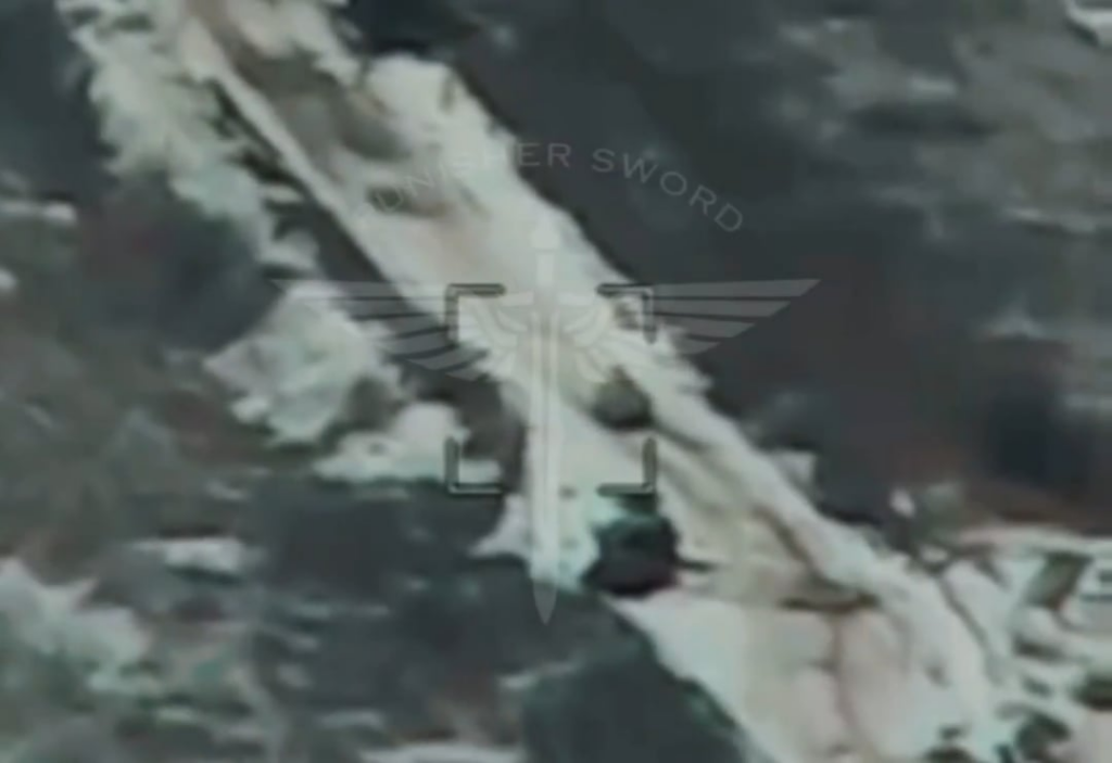 Russisches UGV mit Minen oder Munition, die von der ukrainischen Punisher Sword SOF-Einheit zerstört wurden. Ostfront. Veröffentlicht am 21.02.2026