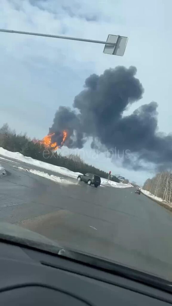 An der Ölpumpstation Kaleikino in Tatarstan, Russland, sind immer noch große Flammen zu sehen – Februar 2026