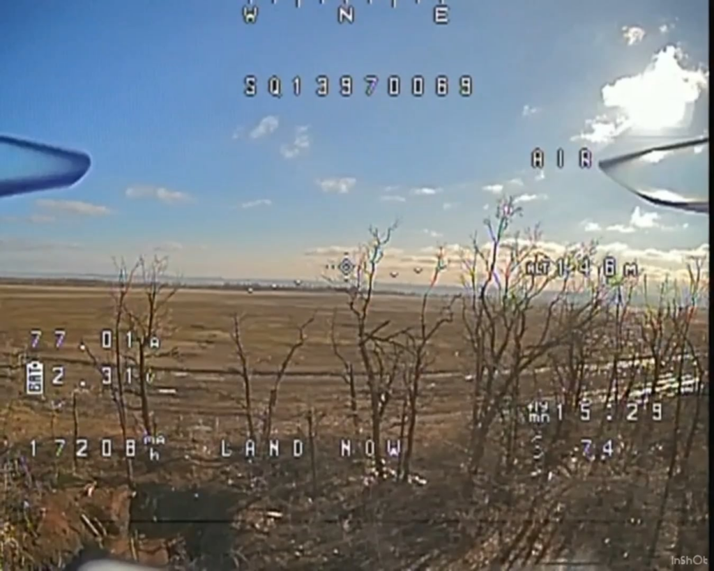 Ein russischer Eindringling blieb in einem Zugangsloch zum Unterstand stecken, als er versuchte, sich vor einer FPV-Drohne der UAV-Einheit „Ptaschka DoDo“ der 5. Angriffsbrigade der Ukraine zu verstecken. 27.02.2026 Ein russischer Eindringling blieb in einem Zugangsloch zum Unterstand stecken, als er versuchte, sich vor einer FPV-Drohne der UAV-Einheit „Ptaschka DoDo“ der 5. Angriffsbrigade der Ukraine zu verstecken. 27.02.2026