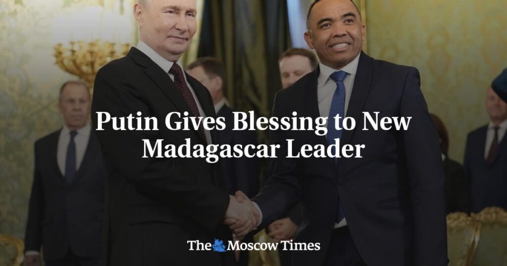 Putin gibt dem neuen Führer Madagaskars seinen Segen. Letzten Monat besuchten russische Militärausbilder Madagaskar, um ihre Kollegen in der von Moskau gelieferten Militärausrüstung, darunter Drohnen, zu schulen Putin gibt dem neuen Führer Madagaskars seinen Segen. Letzten Monat besuchten russische Militärausbilder Madagaskar, um ihre Kollegen in der von Moskau gelieferten Militärausrüstung, darunter Drohnen, zu schulen