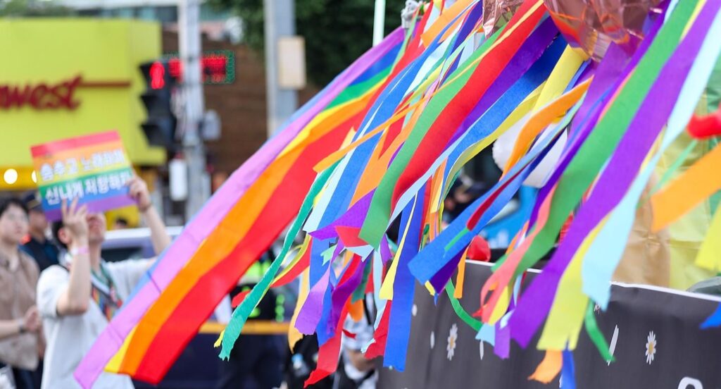 Gerichtsseite mit Veranstalter des Incheon Queer Festivals im Anzug wegen Nutzung des Rathausplatzes Gerichtsseite mit Veranstalter des Incheon Queer Festivals im Anzug wegen Nutzung des Rathausplatzes
