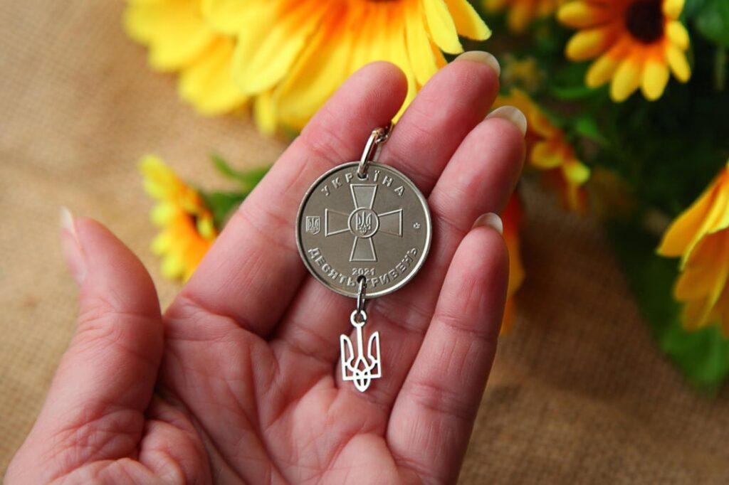 Zu Ehren von ArtFriday 🎨 zeige ich Ihnen einen Schlüsselanhänger aus einer ukrainischen Münze, die den ukrainischen Truppen gewidmet ist 🇺🇦 Traditionell hilft der Verkauf dieses Produkts denselben Verteidigern, da alle Gelder aus dem Verkauf an sie gehen, um die Spendenaktion abzuschließen.