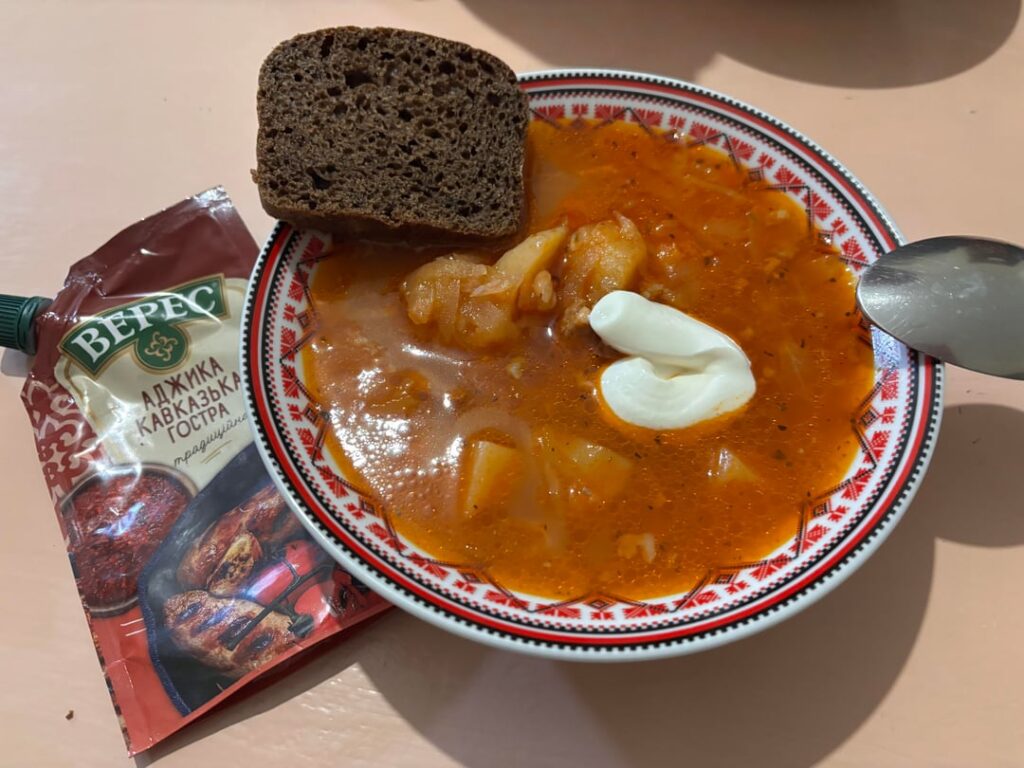 Roter Borschtsch und Kartoffeleintopf mit Fleisch und Krabbenstäbchensalat wurden heute in meiner Militäreinheit zum Mittagessen serviert