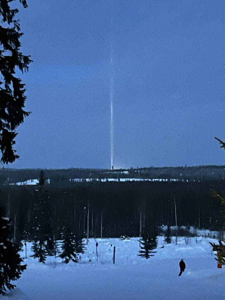 Sah eine helle Säule in den Bergen