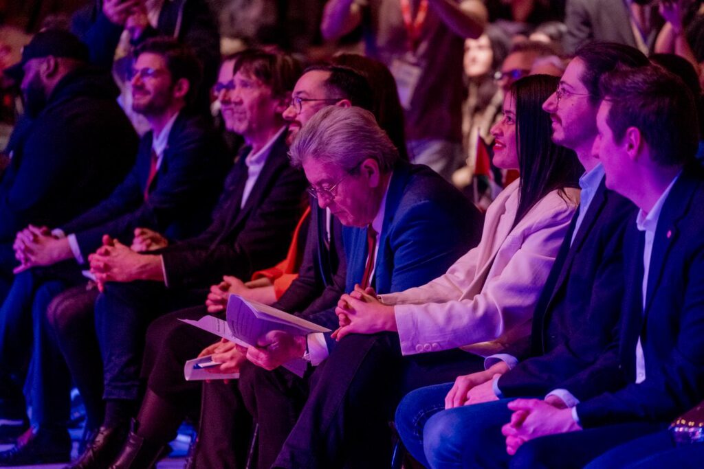 Jean-Luc Mélenchon wird von RSF beschuldigt, durch die Auswahl der Medien in einer Pressekonferenz „das Recht auf Information zu untergraben“. Jean-Luc Mélenchon wird von RSF beschuldigt, durch die Auswahl der Medien in einer Pressekonferenz „das Recht auf Information zu untergraben“.