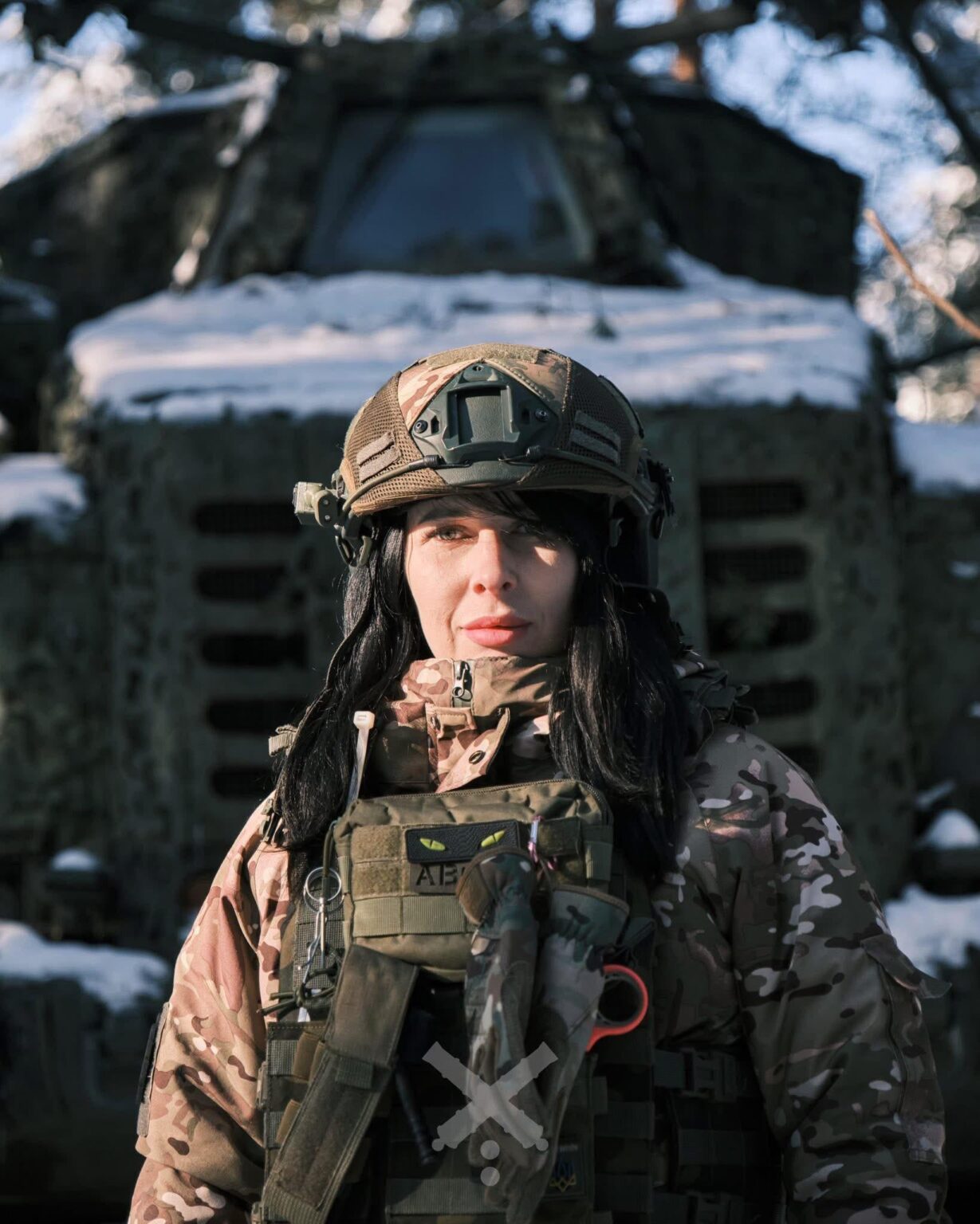 Ukrainischer Soldat vor einer schwedischen selbstfahrenden Haubitze (SPH) „Archer“ der 43. Separaten Artillerie-Brigade, benannt nach Hetman Taras Tryasyl – der ukrainischen Armee.