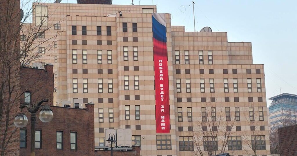 Exklusiv: Russische Botschaft in Seoul trotzt Südkorea und behält das Siegesbanner