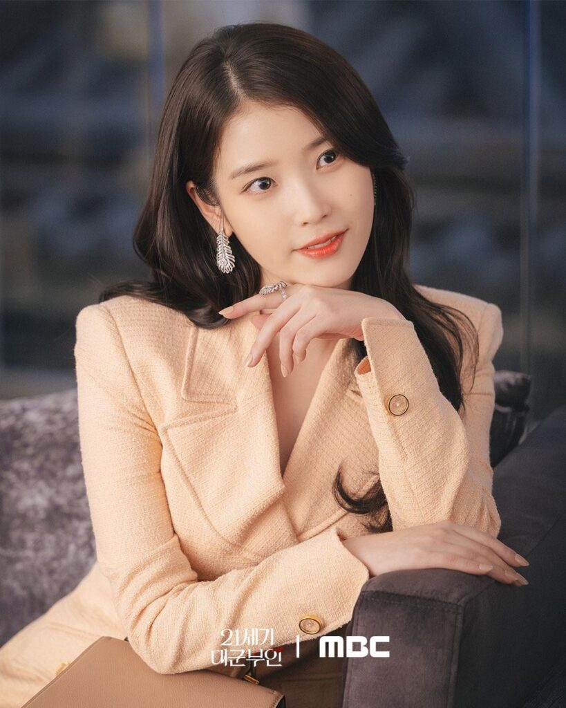 IU & Byeon Wooseok – MBC-Drama „Perfect Crown“ (First Look #1 & #2)