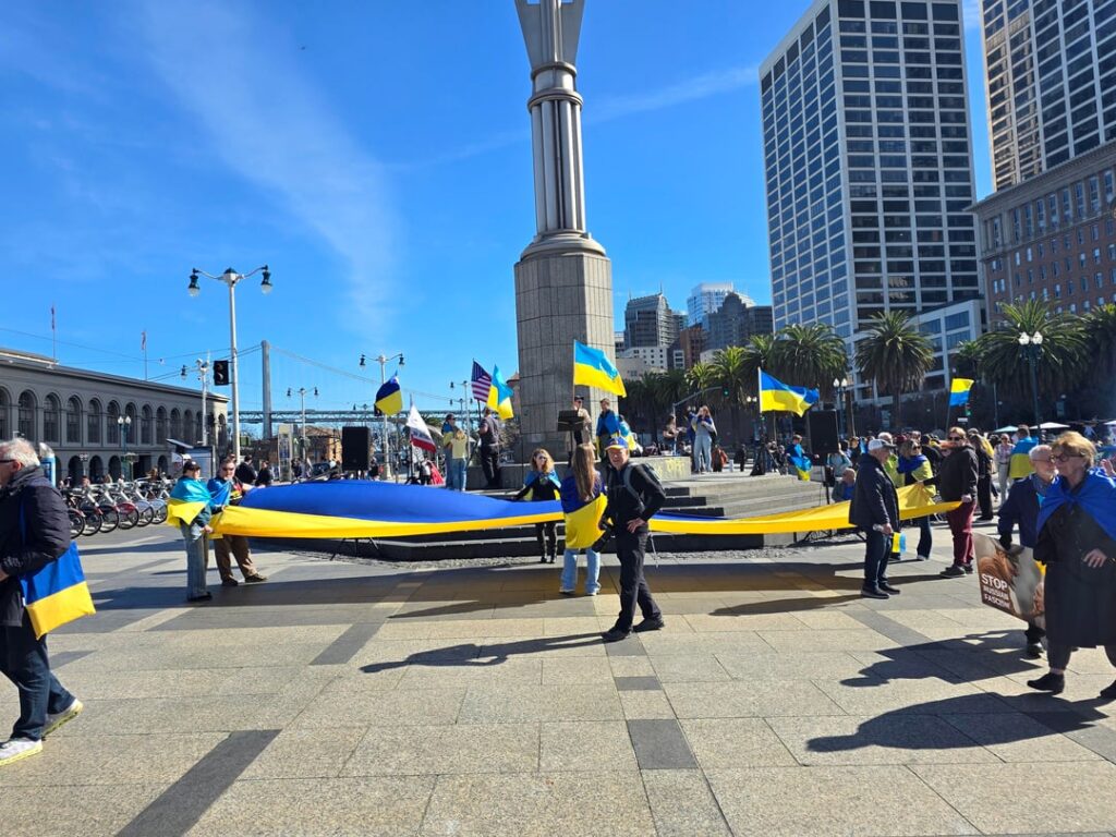 Philippinischer Amerikaner steht hier in Solidarität mit der Ukraine! Bilder, die ich gestern bei der Kundgebung und dem Marsch „Unite and Empower Ukraine“ zum Gedenken an den vierten Jahrestag der umfassenden russischen Invasion in San Francisco, Kalifornien, USA, gemacht habe Philippinischer Amerikaner steht hier in Solidarität mit der Ukraine! Bilder, die ich gestern bei der Kundgebung und dem Marsch „Unite and Empower Ukraine“ zum Gedenken an den vierten Jahrestag der umfassenden russischen Invasion in San Francisco, Kalifornien, USA, gemacht habe