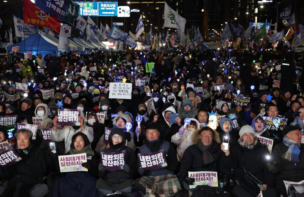 Koreanische Bürger werden für den Friedensnobelpreis nominiert, weil sie sich gegen den Versuch, das Kriegsrecht auszurufen, eingesetzt haben Koreanische Bürger werden für den Friedensnobelpreis nominiert, weil sie sich gegen den Versuch, das Kriegsrecht auszurufen, eingesetzt haben
