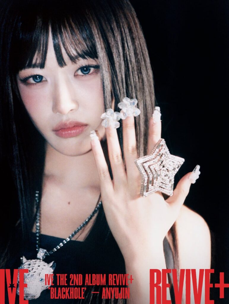 IVE – 2. Album: REVIVE+ (Teaserfoto – BLACKHOLE)