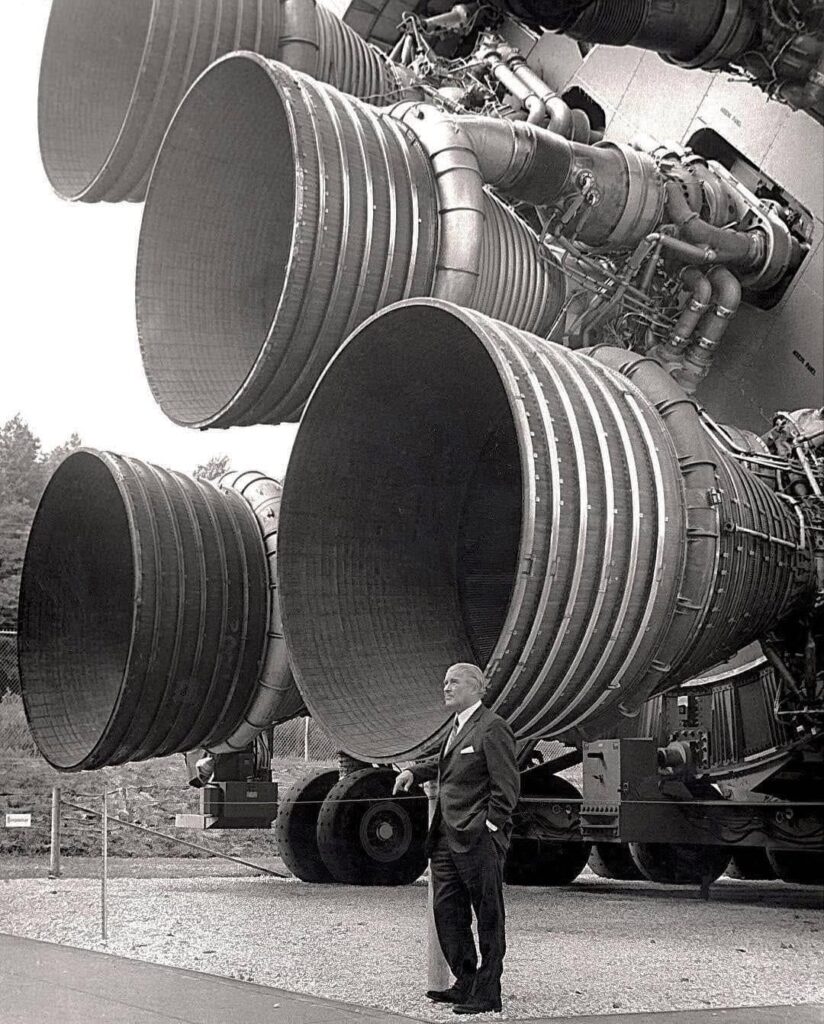 Dr. von Braun steht neben den fünf F-1-Motoren des dynamischen Testfahrzeugs Saturn V, die jetzt im Space and Rocket Center in Huntsville, Alabama, ausgestellt sind.