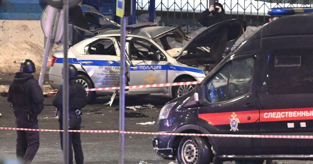 Moskau wird von einem Angriff erschüttert, als ein Mann anlässlich des Kriegsjubiläums in der Ukraine auf einem Bahnhof eine „Bombe zündet“.