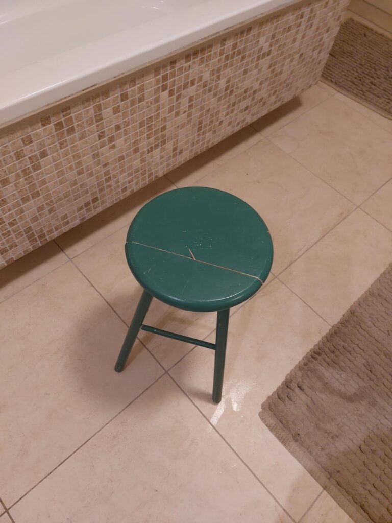 Suche einen Hocker als Hilfe Suche einen Hocker als Hilfe