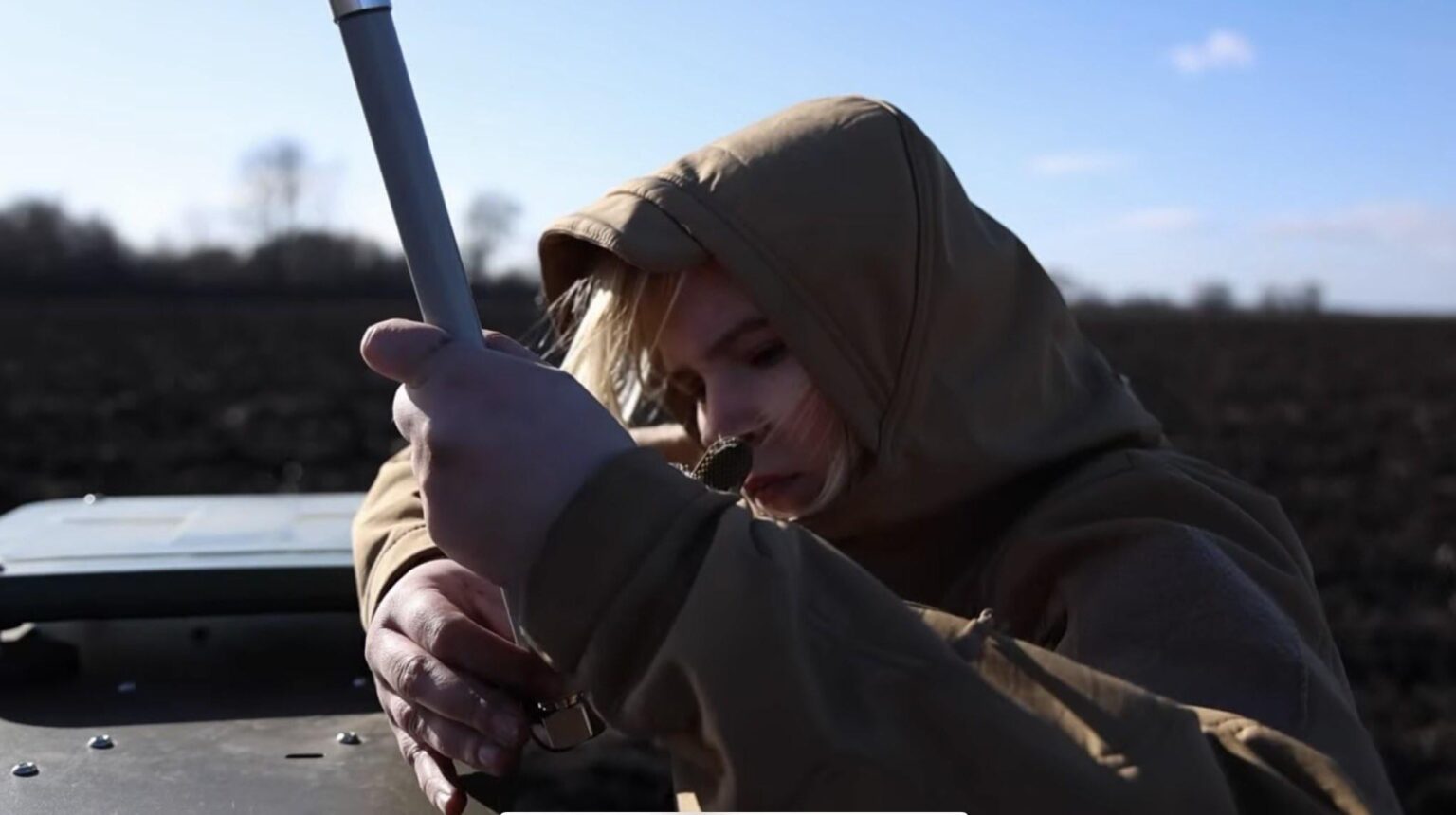 Die ukrainische Soldatin Iryna (Rufzeichen „Suieta“) ist Bedienerin unbemannter Bodenfahrzeuge (UGVs) des 91. Separaten Panzerabwehrbataillons der ukrainischen Armee.