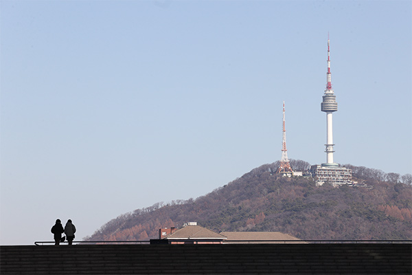 In weiten Teilen des Landes herrscht Trockenheitswarnung, am Montag wird klarer Himmel erwartet