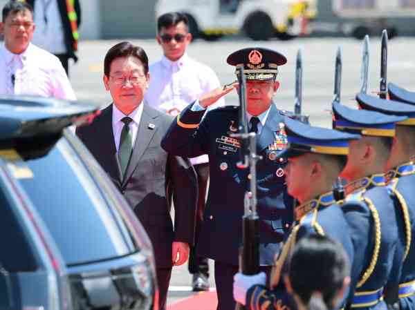 Lee kommt nach Singapur-Reise zu Gesprächen auf den Philippinen an