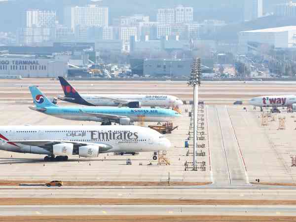 Große Reisebüros arbeiten daran, Flüge für Kunden zu sichern, die im Nahen Osten festsitzen