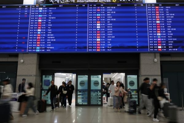 Charterflugzeug mit 203 Südkoreanern und drei ausländischen Familienmitgliedern kommt aus den Vereinigten Arabischen Emiraten an