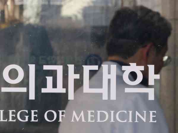 Die Regierung schreibt die Aufnahme regionaler Ärzte an 32 medizinischen Fakultäten vor